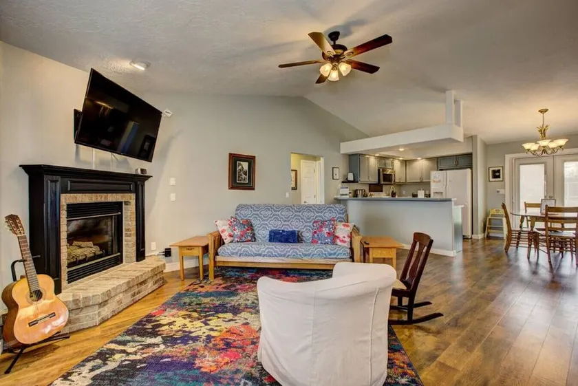 Hello Dolly! 3 beds, 2 bath, 2 TV's, Fireplace, Quiet Neighborhood in Star, ID minutes from walking trails and river views - Image 1