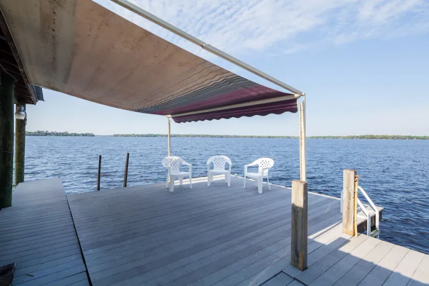 Family reunion retreat on beautiful 5800 acre Lake Sante Fe, Sleeps 22 - Image 1