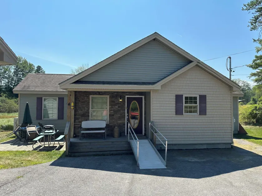 Five miles from the beach, newly remodeled home with lots of privacy. - Image 1