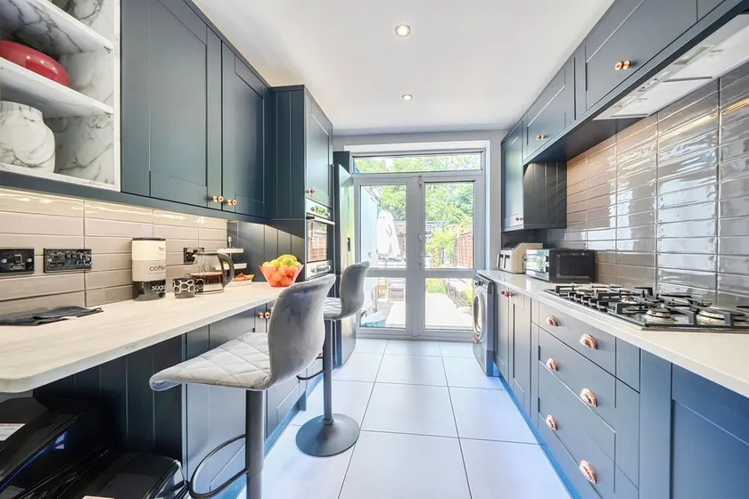 Cozy 2-bedroom Bungalo Wolverhampton, 3 beds, free parking and garden space - Image 1