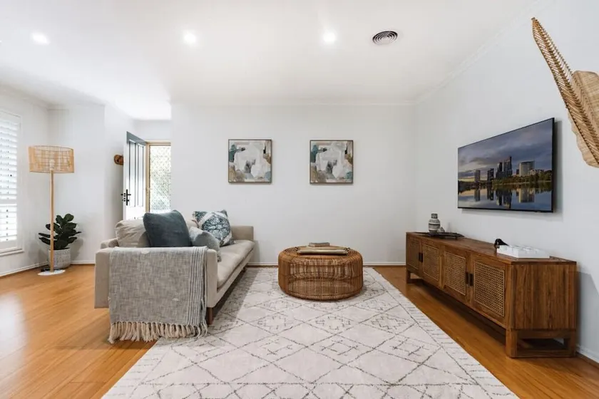 Modern 3BR with Courtyard in Lyons - Image 1