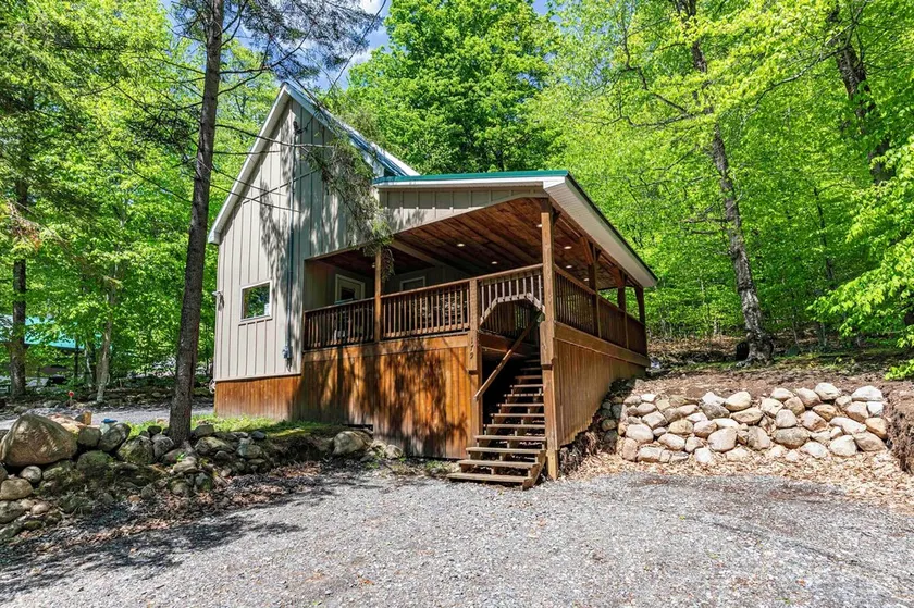 Cabin close to town, private beach, parking & hot tub - Image 1