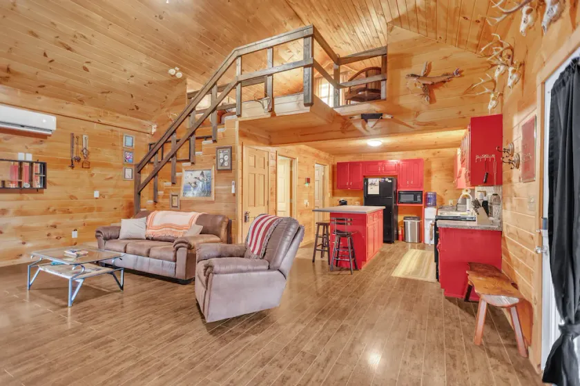 Hillside Hideaway 2 Bedroom Cabin - Image 1