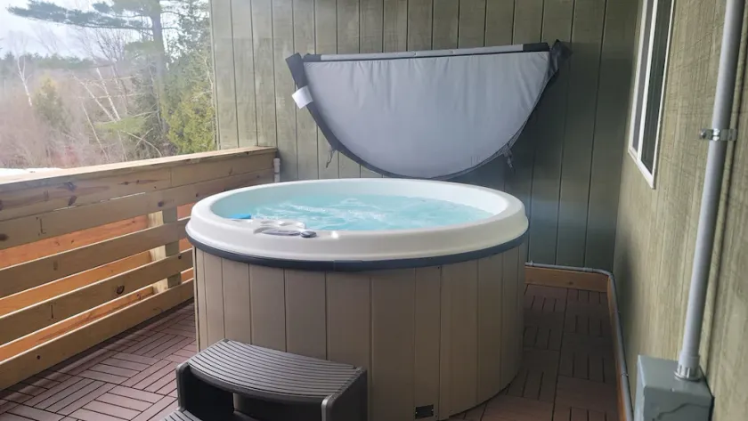 Private Hot Tub, King Size Bed Crystal Mountain 17 miles, Traverse City Sleeps 4 - Image 1