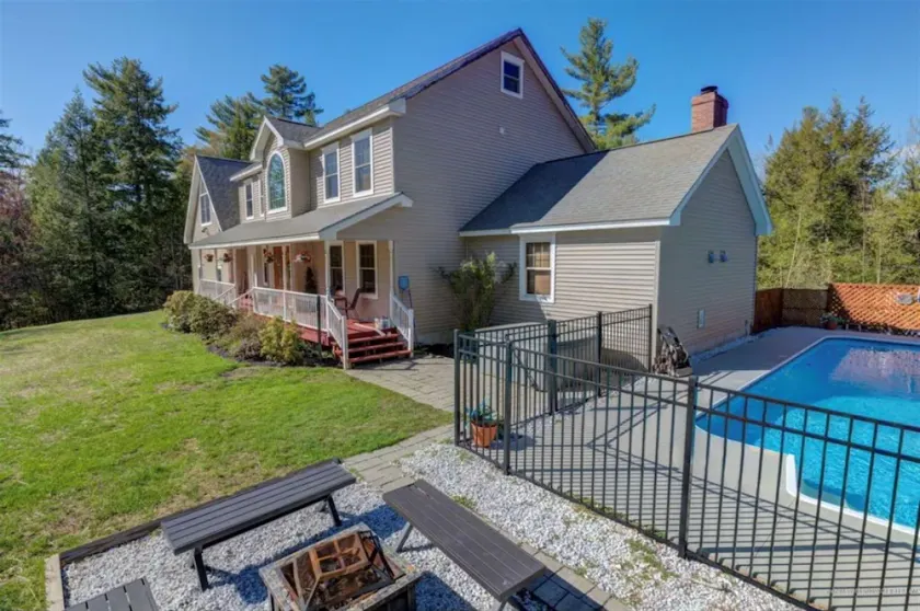 Escape to Raymond Cape on Sebago Lake! - Image 1