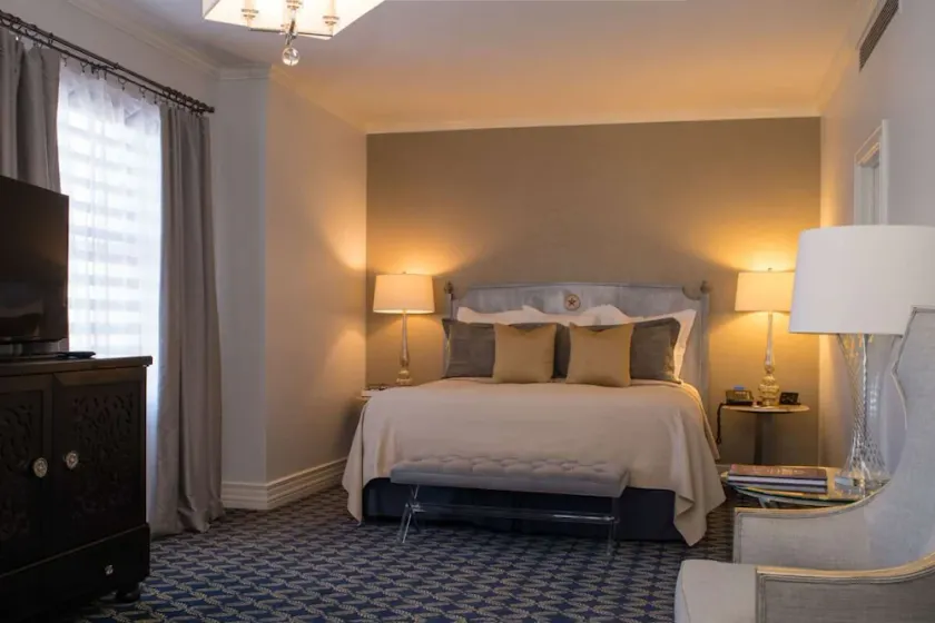 Feel Like A Royalty! Historic Suite with Modern Service! Indoor Pool Available! - Image 1