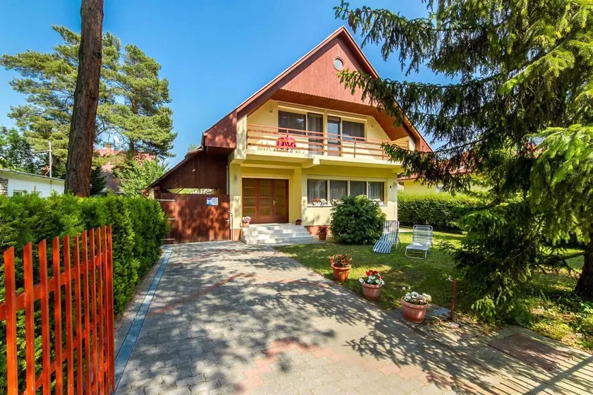 Holiday home with WiFi, air conditioning, washing machine - Image 1
