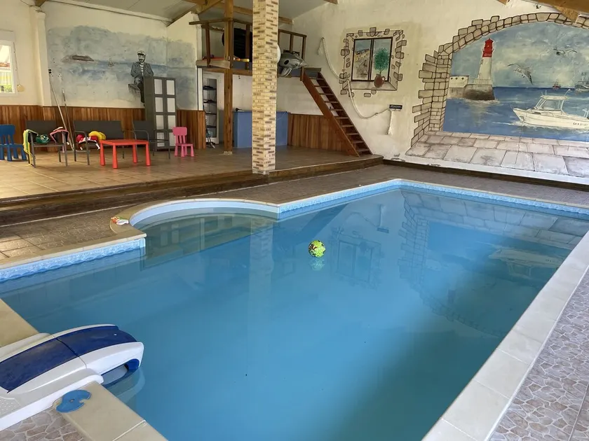 Maison Avec Piscine Intérieur Chauffée et Privée - Image 1