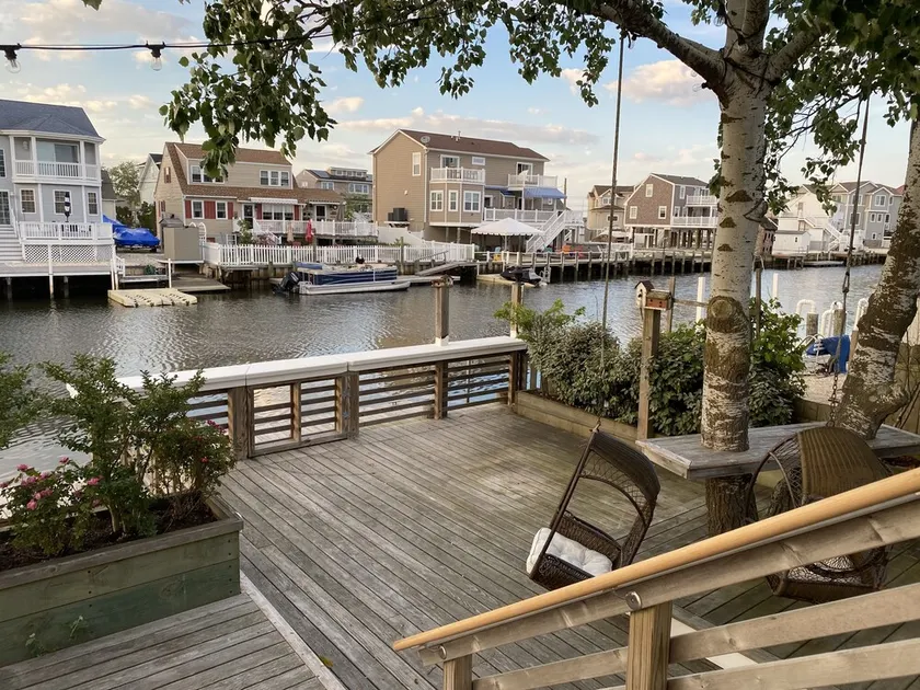 Waterfront oasis awaits. 2 Decks! Minutes to LBI - Image 1
