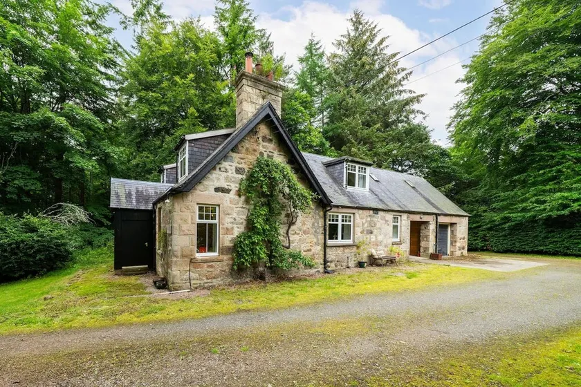 Red Squirrel Cottage, Family & Pet Friendly Adventure Retreat, Strathdon, Aberdeenshire - Image 1