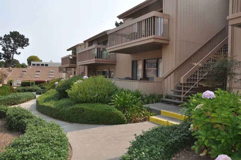 300 Glenwood Circle 1 bd Condo - Charm, Quiet, Spacious with Pool, Gym, Balcony - Image 1