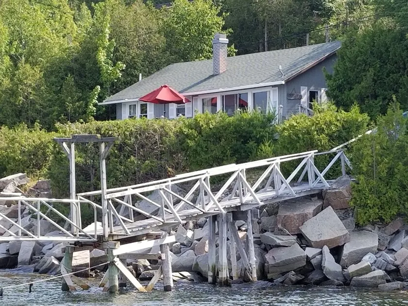 Sea Breeze Cottage am Meer mit einem Dock und Blick auf den Acadia-Nationalpark - Image 1
