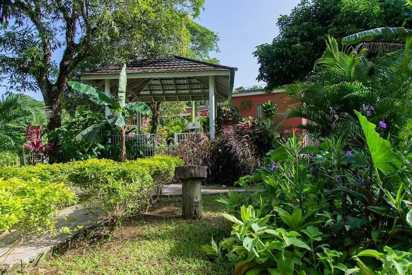 Huge villa on two acres of grounds; close to beaches - Image 1