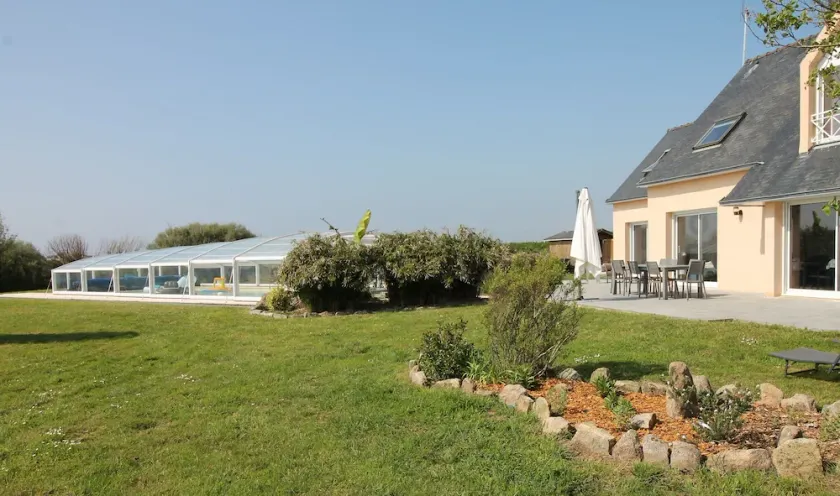 Spacious, quiet villa with swimming pool and large enclosed garden - Image 1