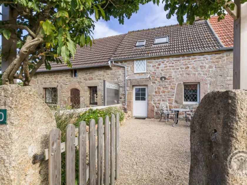 Cozy Seaside Cottage with Terrace, Private Garden & Electric Car Charging - Image 1