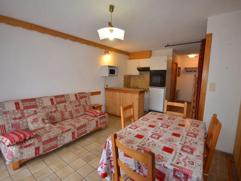 Cozy Studio with Balcony, Near Village Center, 50m to Shops, 150m to Slopes, Pet-Friendly - Image 1