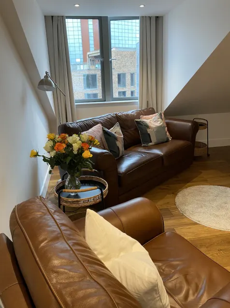 Centrally located, luxury, modern 3 bedroom, 2 bathroom apartment - Image 1