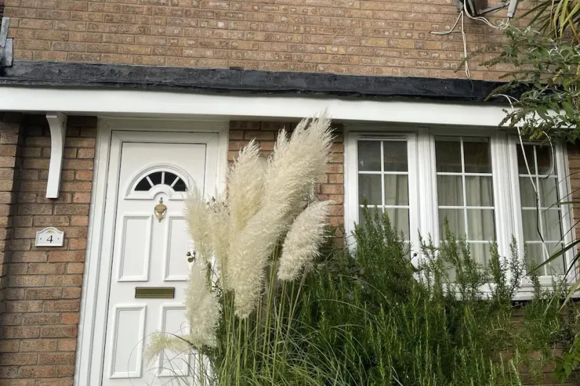 3-Bed House Sleeps 4 with Free Parking - Image 1