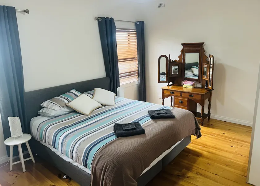 Light-filled comfortable 3 B/R  2 bathroom family home. Dogs by negotiation . - Image 1