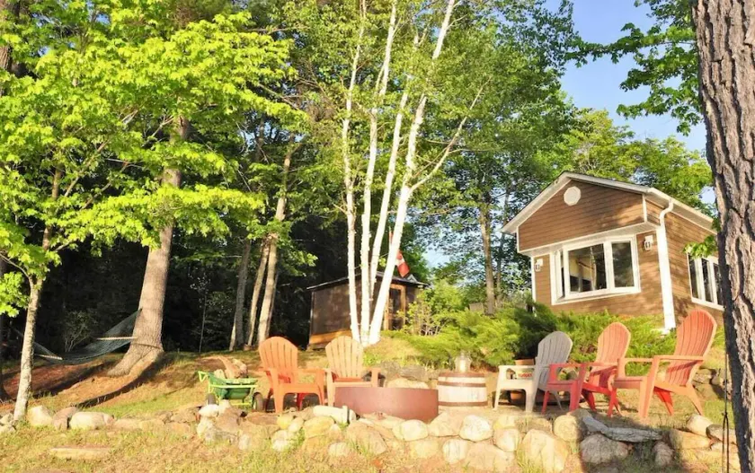 Relaxing Waterfront Cottage Escape - Image 1
