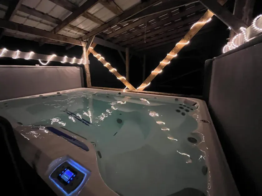 Cumberland Belle Lakehouse 9 bedrm, 20 bed, 7 bath, swimspa/hotub&sauna - Image 1