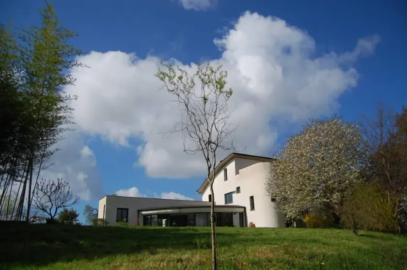 Villa con vetrata di fronte alla collina e il boschetto di bambù - Image 1