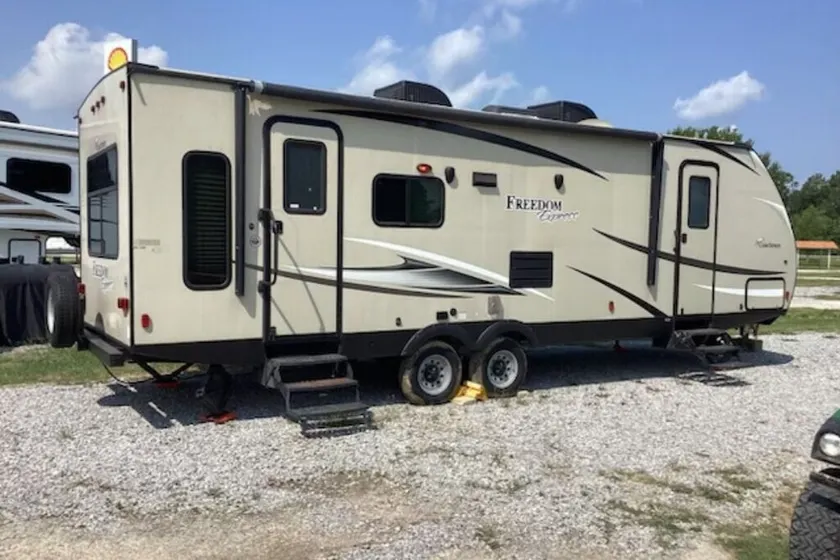 Clean, safe, and cozy RV located between Lafayette and Lake Charles. - Image 1