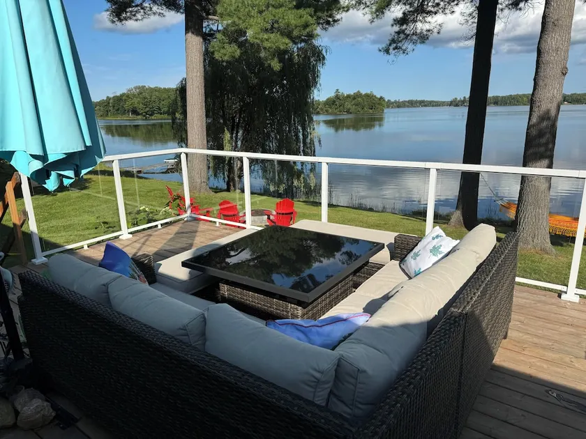 Beautiful Waterfront Cottage on Golden Lake - Image 1