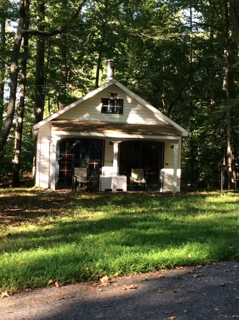 Quiet cottage on wooded property - Image 1
