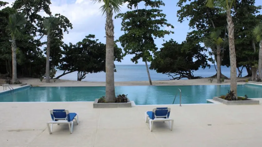 2 chambres, maison de ville dans une communauté fermée avec plage privée et piscine à débordement - Image 1