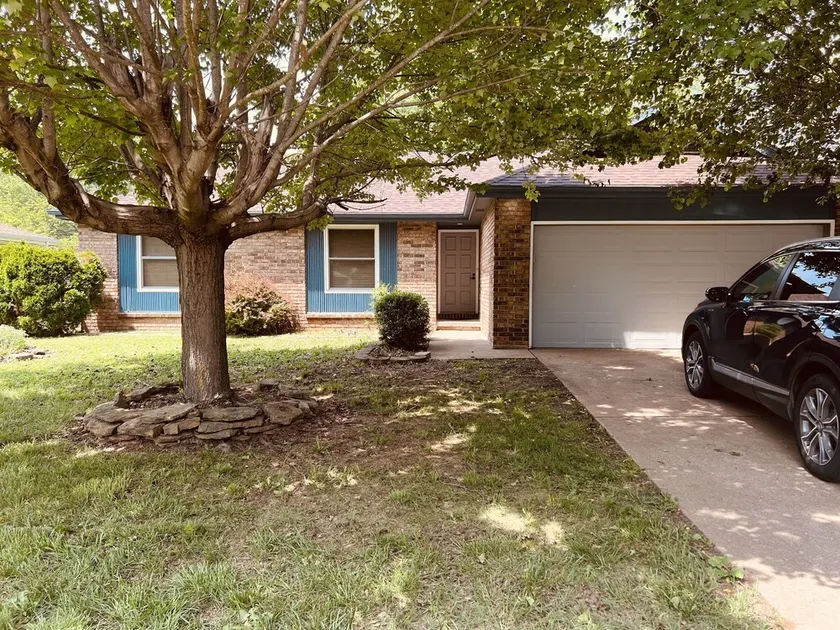 Beautiful Home in the Heart of Springfield! So Perfect! - Image 1