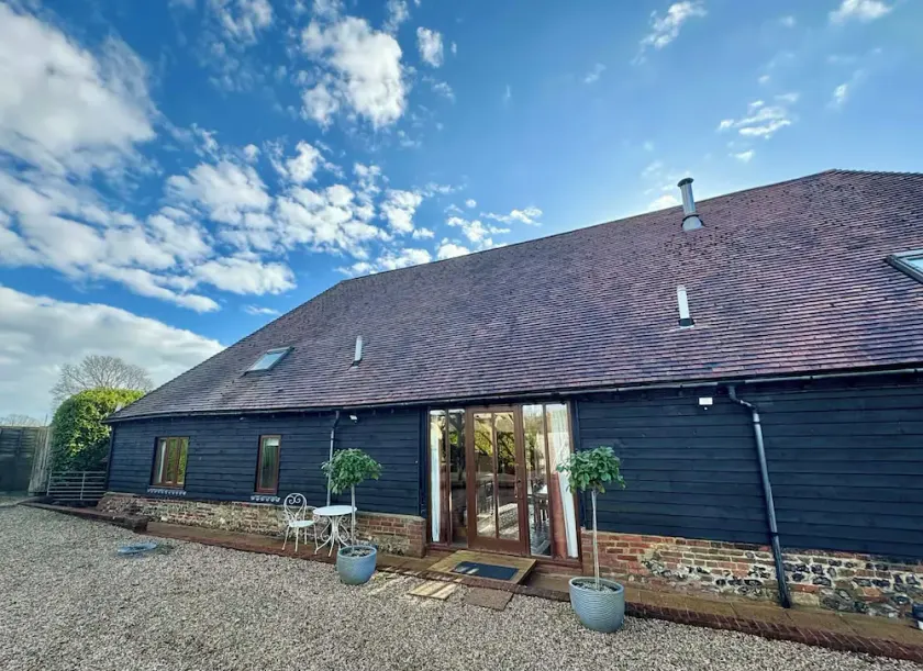 Spacious converted barn perfect for families! - Image 1