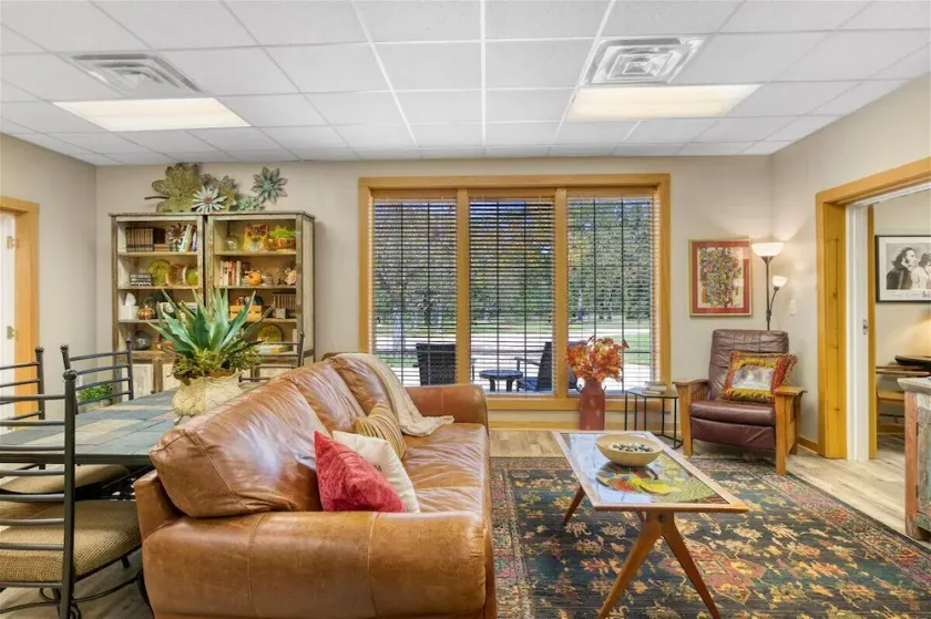 Spacious Red Oak Cottage at Fall Farm - Image 1
