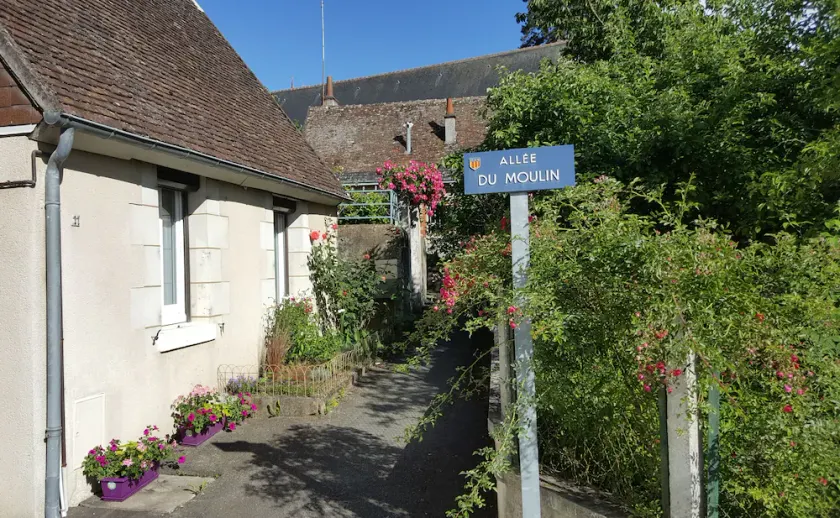 LA PETITE LUCETTE, maison avec sa cour et son troglo - Image 1