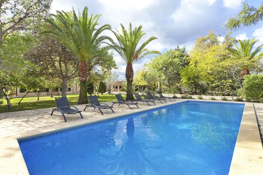 Stunning property with guest house, large pool, beautiful grounds, WIFI - Image 1