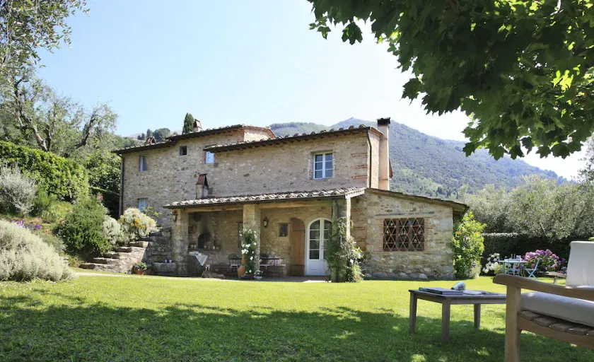 Villa på landet blandt oliventræerne i Toscana, Lucca, Versilia, Camaiore, Nocchi - Image 1