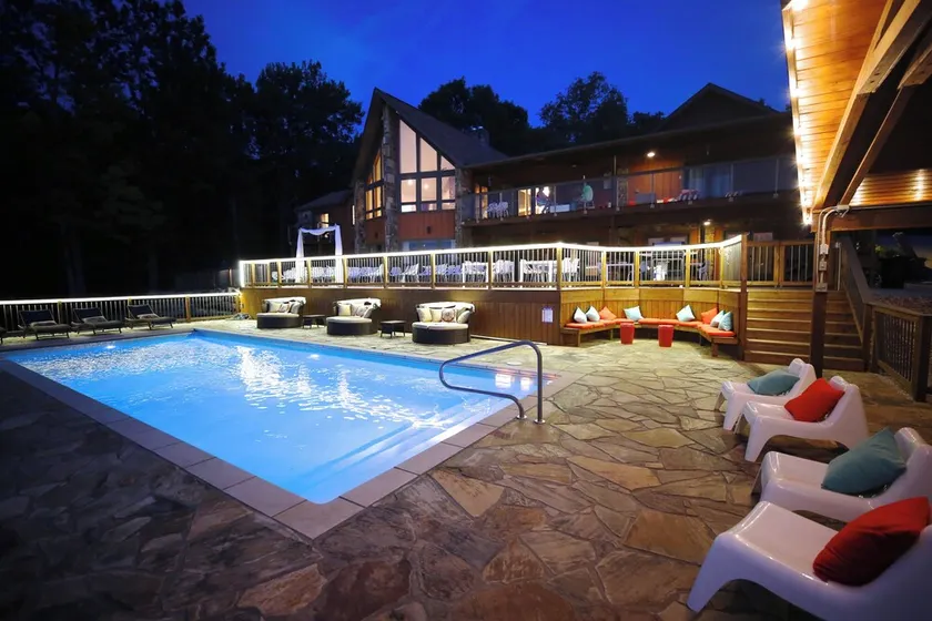 Luxury Lake View Lodge sover 30, ligger på 11 tunnland med uppvärmd pool. - Image 1