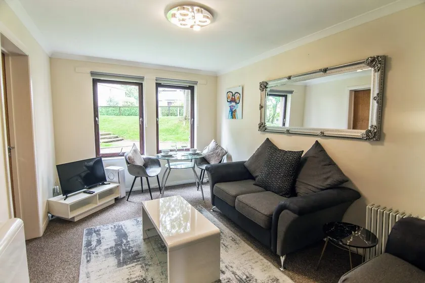 Summit Apartment -Spacious Quiet City flat by Retail Park - Image 1