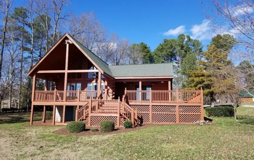 Beautiful 3 bedroom, 2 bath Log Home with Sandy Beach & Expansive Lake Views!! - Image 1