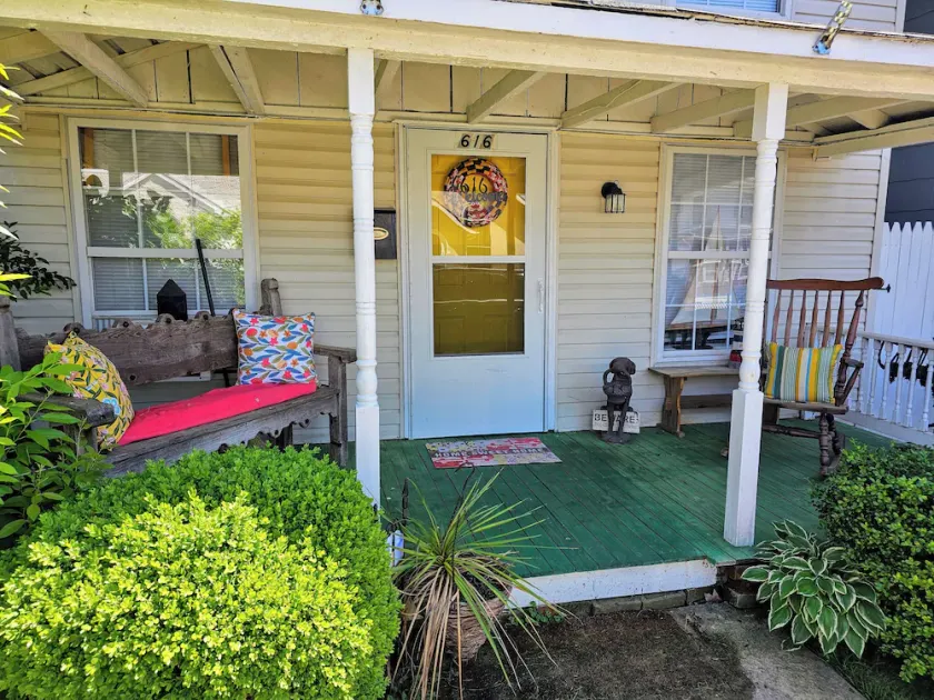 Cozy home w/fenced in yard-Dog Friendly with Pet fee. 2 block walk to downtown! - Image 1