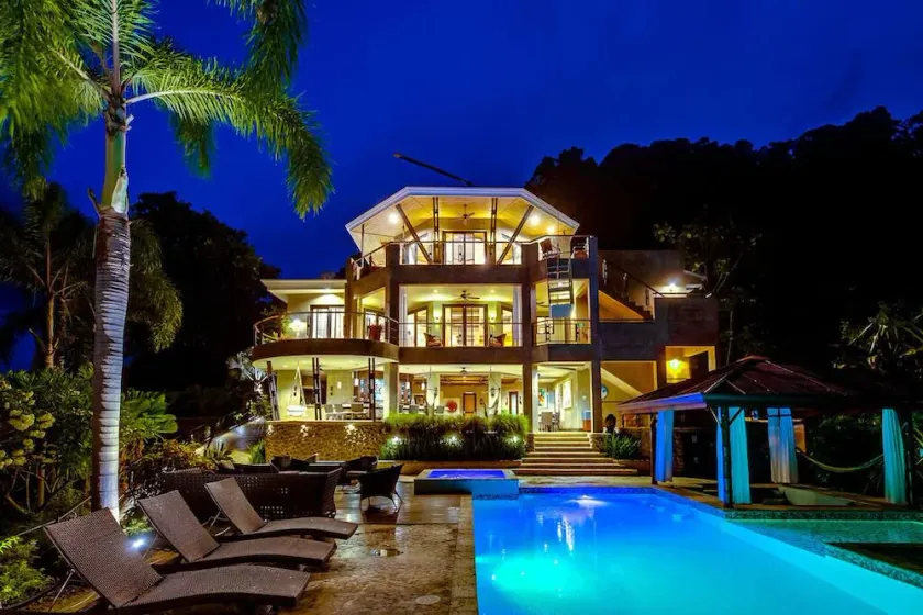 180° of ocean view at Dominical, Costa Rica - Image 1