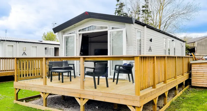 Luxury Lakeside Lodge - Fishing Lake - Pet Friendly - 5 Miles From Flamingo Land - Image 1