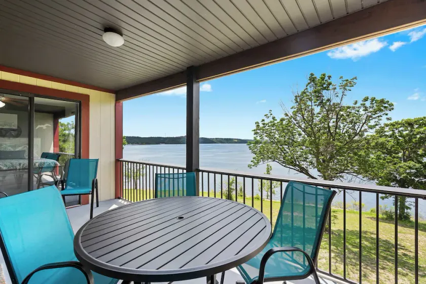 Sunset View at Anchors Point Lakefront Stay for 8 w/ Private Balcony - Image 1