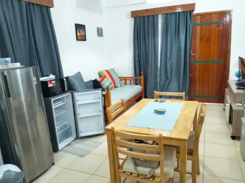3 minutes walk to the beach, and the mall! - Image 1