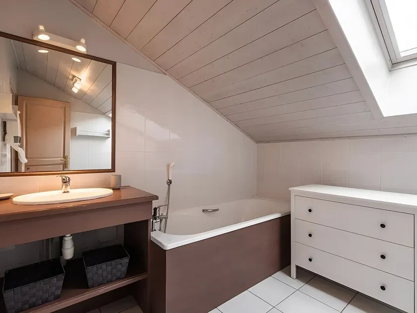 Spacious near slopes, 9-10 pax, pets allowed, WIFI - Image 1