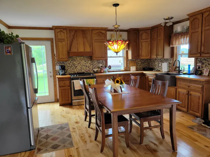 Modern, Amish-Built Farmhouse, 3 bedrooms sleeps 6 - Image 1