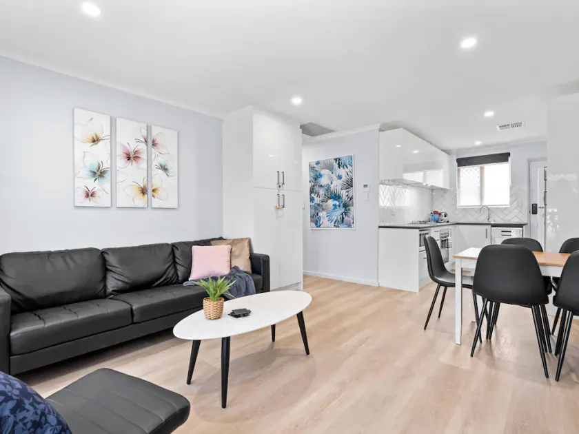 Feel happy & at home here! Freshly updated, cozy home unit in Hectorville, SA. Linen hire included. Heating & cooling throughout for year round comfort! Free parking. - Image 1