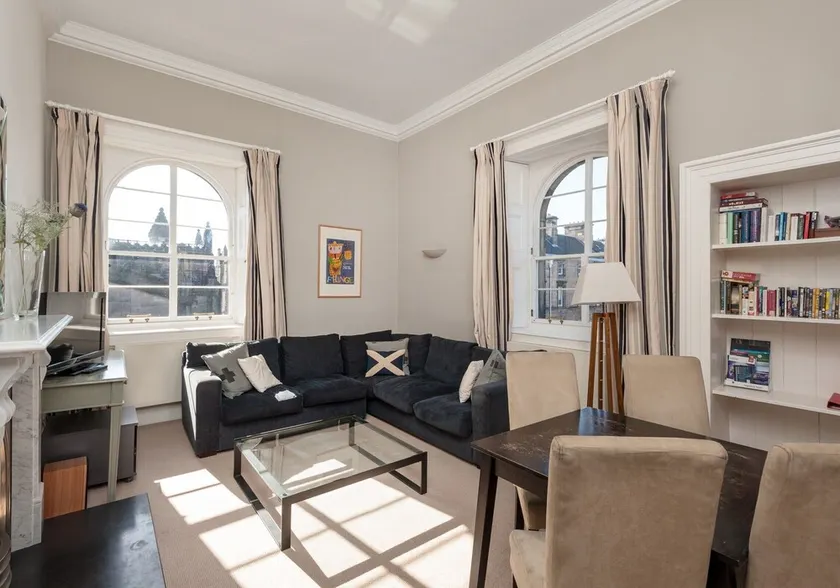 Fantastic corner 2 bedroom property with astounding views of the famous historic Royal Mile. - Image 1