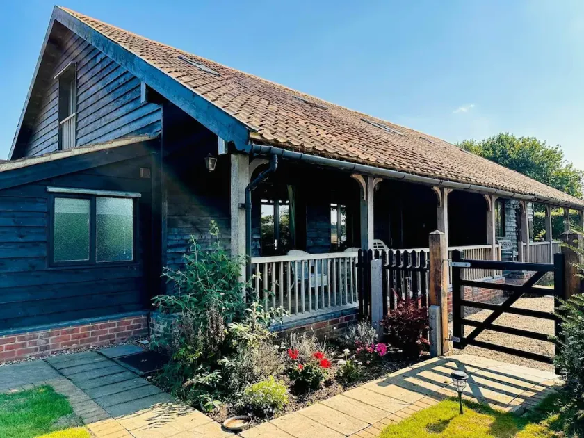 Stiffkey, spa, garden dog friendly, parking, next to marsh local pub sleeps 6 - Image 1