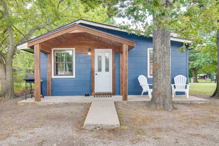 Half-Mi to Marina: Pet-Friendly Disney Home - Image 1